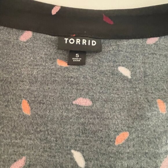 Torrid Plus Size 5X Feathers Studio Knit V-Neck Short Sleeve Top - Picture 14 of 14